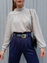 Charger l'image dans la galerie, Blouse vintage Léonie - Col asymétrique et boutons sur l'épaule. Taille M, 36, 38
