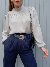 Charger l'image dans la galerie, Blouse vintage Léonie - Col asymétrique et boutons sur l'épaule. Taille M, 36, 38
