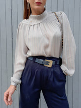 Charger l'image dans la galerie, Blouse vintage Léonie - Col asymétrique et boutons sur l'épaule. Taille M, 36, 38