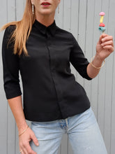 Charger l'image dans la galerie, Chemisier Ambre - Minimaliste noir. Chattawak. Taille XS, 34, 36.
