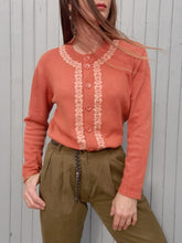 Charger l'image dans la galerie, Gilet vintage Vic - Galon floral à perles. Laine orange. Taille L, 40, 42