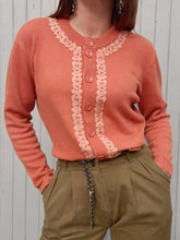 Charger l'image dans la galerie, Gilet vintage Vic - Galon floral à perles. Laine orange. Taille L, 40, 42