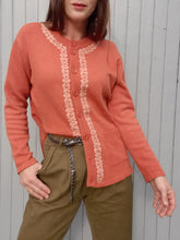 Charger l'image dans la galerie, Gilet vintage Vic - Galon floral à perles. Laine orange. Taille L, 40, 42