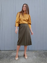 Charger l'image dans la galerie, Jupe vintage Flavie - Plissée sur le côté. Pure laine kaki. Taille M, 38, 40. Made in France.