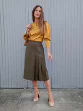 Charger l'image dans la galerie, Jupe vintage Flavie - Plissée sur le côté. Pure laine kaki. Taille M, 38, 40. Made in France.