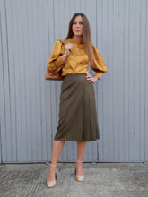 Charger l'image dans la galerie, Jupe vintage Flavie - Plissée sur le côté. Pure laine kaki. Taille M, 38, 40. Made in France.