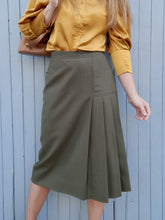 Charger l'image dans la galerie, Jupe vintage Flavie - Plissée sur le côté. Pure laine kaki. Taille M, 38, 40. Made in France.
