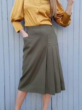 Charger l'image dans la galerie, Jupe vintage Flavie - Plissée sur le côté. Pure laine kaki. Taille M, 38, 40. Made in France.