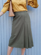 Charger l'image dans la galerie, Jupe vintage Flavie - Plissée sur le côté. Pure laine kaki. Taille M, 38, 40. Made in France.