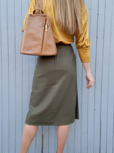 Charger l'image dans la galerie, Jupe vintage Flavie - Plissée sur le côté. Pure laine kaki. Taille M, 38, 40. Made in France.