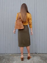 Charger l'image dans la galerie, Jupe vintage Flavie - Plissée sur le côté. Pure laine kaki. Taille M, 38, 40. Made in France.