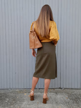 Charger l'image dans la galerie, Jupe vintage Flavie - Plissée sur le côté. Pure laine kaki. Taille M, 38, 40. Made in France.