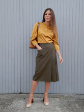Charger l'image dans la galerie, Jupe vintage Flavie - Plissée sur le côté. Pure laine kaki. Taille M, 38, 40. Made in France.