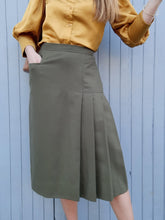 Charger l'image dans la galerie, Jupe vintage Flavie - Plissée sur le côté. Pure laine kaki. Taille M, 38, 40. Made in France.