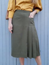 Charger l'image dans la galerie, Jupe vintage Flavie - Plissée sur le côté. Pure laine kaki. Taille M, 38, 40. Made in France.