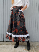 Charger l'image dans la galerie, Jupe longue vintage Lina - Fleurs, volants et dentelle. Taille S, 36, 38. Made in France.