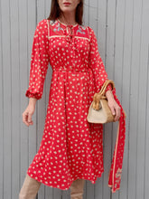 Charger l'image dans la galerie, Robe vintage Ciara - Rouge fleurie. Taille M, 38, 40. Made in France