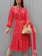 Charger l'image dans la galerie, Robe vintage Ciara - Rouge fleurie. Taille M, 38, 40. Made in France