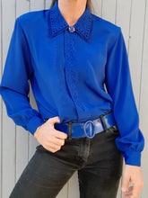 Charger l'image dans la galerie, Chemisier vintage Carlota - Col guipure. Bleu roi. Taille XL, 42, 44.