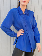 Charger l'image dans la galerie, Chemisier vintage Carlota - Col guipure. Bleu roi. Taille XL, 42, 44.