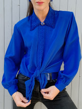 Charger l'image dans la galerie, Chemisier vintage Carlota - Col guipure. Bleu roi. Taille XL, 42, 44.