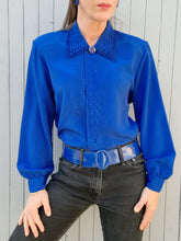Charger l'image dans la galerie, Chemisier vintage Carlota - Col guipure. Bleu roi. Taille XL, 42, 44.