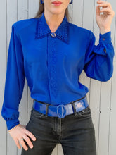 Charger l'image dans la galerie, Chemisier vintage Carlota - Col guipure. Bleu roi. Taille XL, 42, 44.