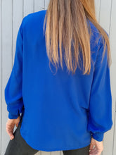 Charger l'image dans la galerie, Chemisier vintage Carlota - Col guipure. Bleu roi. Taille XL, 42, 44.