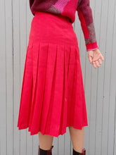 Charger l'image dans la galerie, Jupe vintage Molly. Plissée rouge. Longueur midi. Taille L, 40, 42. Made in France