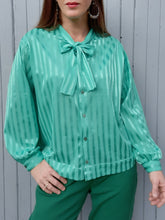 Charger l'image dans la galerie, Chemisier vintage Lottie - Vert à rayures irisé. Col Lavallière. Taille XL, 42, 44. Made in France