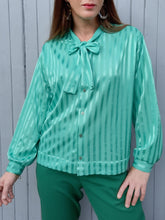 Charger l'image dans la galerie, Chemisier vintage Lottie - Vert à rayures irisé. Col Lavallière. Taille XL, 42, 44. Made in France