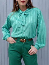 Charger l'image dans la galerie, Chemisier vintage Lottie - Vert à rayures irisé. Col Lavallière. Taille XL, 42, 44. Made in France