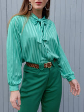 Charger l'image dans la galerie, Chemisier vintage Lottie - Vert à rayures irisé. Col Lavallière. Taille XL, 42, 44. Made in France