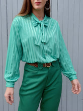 Charger l'image dans la galerie, Chemisier vintage Lottie - Vert à rayures irisé. Col Lavallière. Taille XL, 42, 44. Made in France