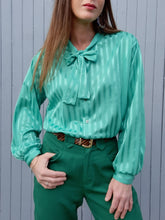 Charger l'image dans la galerie, Chemisier vintage Lottie - Vert à rayures irisé. Col Lavallière. Taille XL, 42, 44. Made in France