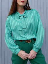 Charger l'image dans la galerie, Chemisier vintage Lottie - Vert à rayures irisé. Col Lavallière. Taille XL, 42, 44. Made in France