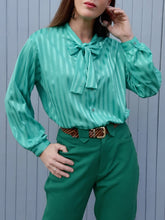 Charger l'image dans la galerie, Chemisier vintage Lottie - Vert à rayures irisé. Col Lavallière. Taille XL, 42, 44. Made in France