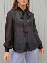 Charger l'image dans la galerie, Chemisier vintage Éloïse - Voile noir rayé et col Lavallière Taille S, 36, 38.