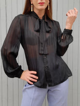 Charger l'image dans la galerie, Chemisier vintage Éloïse - Voile noir rayé et col Lavallière Taille S, 36, 38.