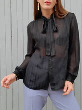 Charger l'image dans la galerie, Chemisier vintage Éloïse - Voile noir rayé et col Lavallière Taille S, 36, 38.