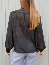 Charger l'image dans la galerie, Chemisier vintage Éloïse - Voile noir rayé et col Lavallière Taille S, 36, 38.