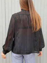 Charger l'image dans la galerie, Chemisier vintage Éloïse - Voile noir rayé et col Lavallière Taille S, 36, 38.