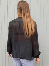 Charger l'image dans la galerie, Chemisier vintage Éloïse - Voile noir rayé et col Lavallière Taille S, 36, 38.