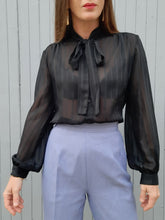 Charger l'image dans la galerie, Chemisier vintage Éloïse - Voile noir rayé et col Lavallière Taille S, 36, 38.