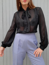 Charger l'image dans la galerie, Chemisier vintage Éloïse - Voile noir rayé et col Lavallière Taille S, 36, 38.