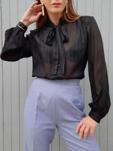 Charger l'image dans la galerie, Chemisier vintage Éloïse - Voile noir rayé et col Lavallière Taille S, 36, 38.