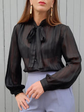 Charger l'image dans la galerie, Chemisier vintage Éloïse - Voile noir rayé et col Lavallière Taille S, 36, 38.
