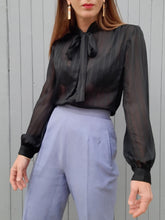 Charger l'image dans la galerie, Chemisier vintage Éloïse - Voile noir rayé et col Lavallière Taille S, 36, 38.