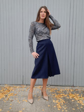 Charger l'image dans la galerie, Jupe vintage Ruth - Bleu marine à double plis creux. Taille XXL, 44, 46. Made in France.