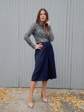 Charger l'image dans la galerie, Jupe vintage Ruth - Bleu marine à double plis creux. Taille XXL, 44, 46. Made in France.
